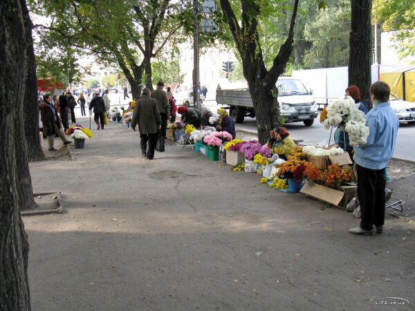 Перекресток Сталеваров и 40 лет Советской Украины, возле Крытого рынка