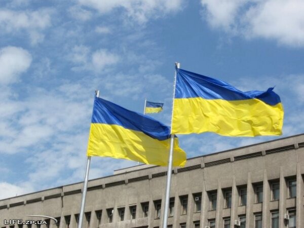 Флаг Украины возле облгосадминистрации