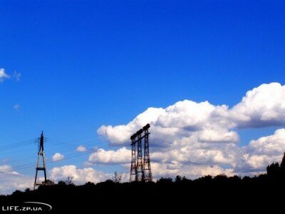 Голубое небо, три мачты на острове Хортица