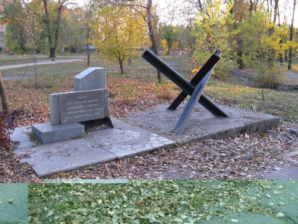 Памятник воинам 274 стрелковой дивизии оборонявшим г. Запорожье от немецко-фашистских захватчиков в августе-октябре 1941 года.