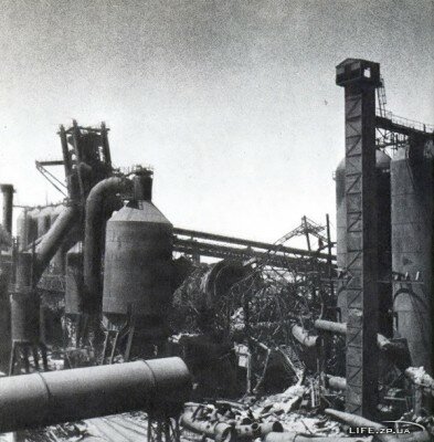 Разрушенная домна на заводе Запорожсталь