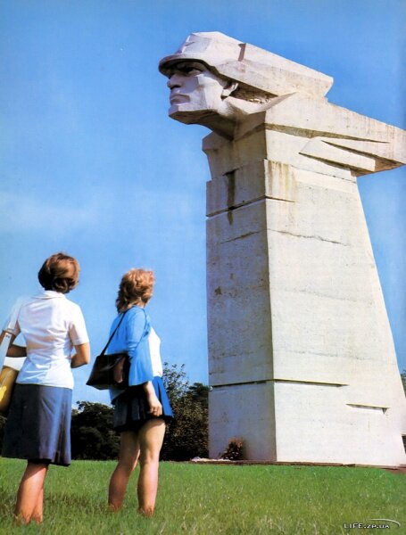 Памятник «Тревожная молодость», 1978 год