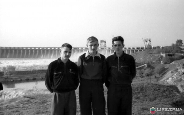 Коллективная фотография на фоне плотины (1956 год)