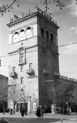 "Пизанская башня". До войны это было высотное здание, венчавшее архитектурный комплекс "Город солнца". Фото 1956 года.