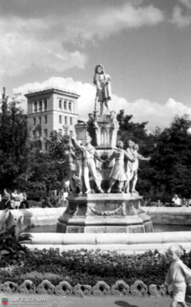 Фонтан «Дружбы народов» в сквере Пионеров, 1956 год
