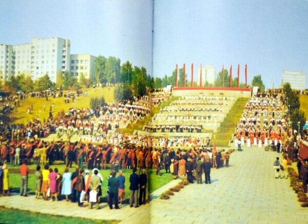 Осень 82-го Запорожье выглядит празднично. 7 октября – День Конституции. 7 ноября – 65-я годовщина Октябрьской революции. Плюс еще и канун 60-летнего юбилея страны.