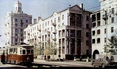 Старый трамвайчик неспешно бежит по проспекту Ленина