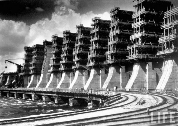 Строительство плотины ДнепроГЭС. Фотография начала 30-х годов.