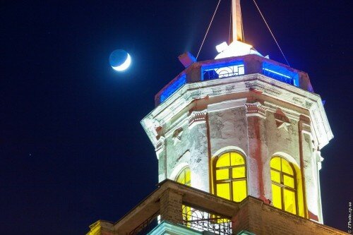 Башня вечернего проспекта и Луна. Вечер 24 марта 2015 года.
