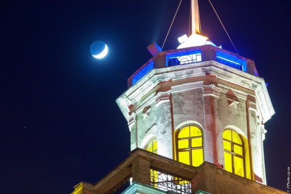 Башня вечернего проспекта и Луна. Вечер 24 марта 2015 г.