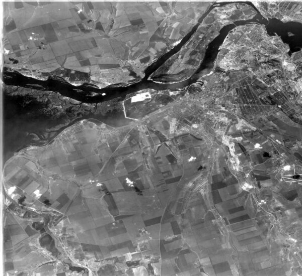 Снимок охватывает Запорожье и пригороды. Фото было сделано 31 мая 1965 года.