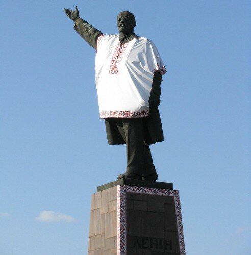 Памятник Владимиру Ленину, который переодели в вышиванку