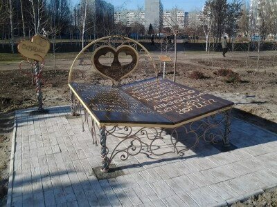Железная кровать с сердечками призвана объединять людей не только в День Святого Валентина, но и в другие дни.