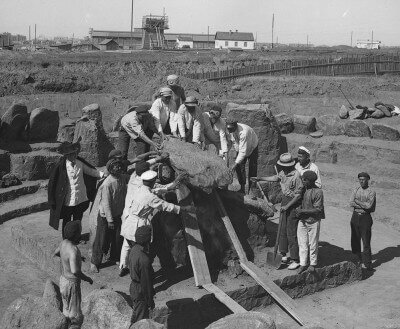На фото 1928 года - разборка "каменного ящика" (гробницы) под раскопанным курганом III-II тыс. до н.э. в Кичкасе.
