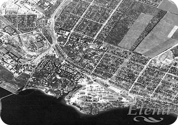 1965 год. Район правого берега у плотины Днепрогэс. Частный сектор в центре снимка, поля и сад справа вверху - будущий Бородинский микрорайон.