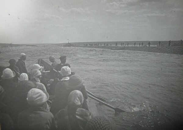 Туристы проплывающие по каналу мимо Ненасытецкого порога