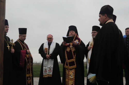 Место креста освятили священнослужители разных конфессий