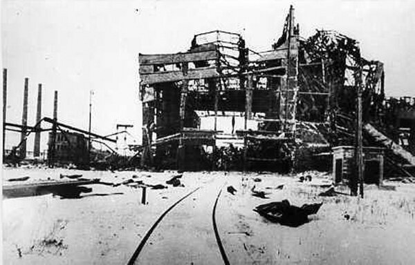 Разрушенный немецко-фашистскими оккупантами один из цехов комбината. Дата съемки декабрь 1943 года.