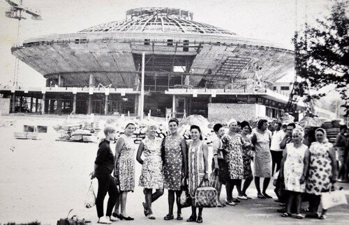 На заднем плане строится запорожский цирк (фото конца 60-х годов, начала 70-х)