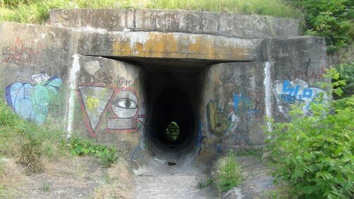 Пожалуй, самый опасный тоннель нашего города. Представляет из себя ряд бетонных колец яйцевидной формы высотой около 3м.
