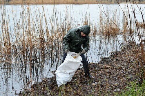 На днях активисты Запорожского рыболовного клуба устроили субботник на одном из излюбленных мест отдыха запорожцев – Гребном канале.