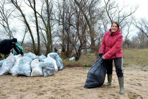 За 3 часа было убрано около 500 метров прибрежной территории канала и собрано 80 мешков мусора.