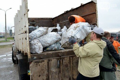 Весь собранный мусор рыболовы погрузили в грузовик и вывезен на полигон твердых бытовых отходов силами «Remondis-Запорожье».