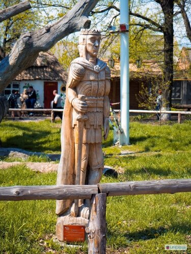 Скульптуры из дерева рядом с Запорожским Дубом