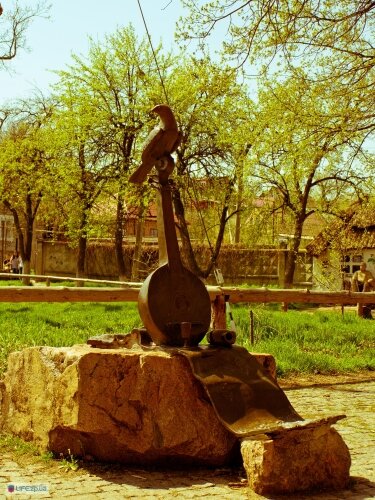 Скульптуры из дерева рядом с Запорожским Дубом