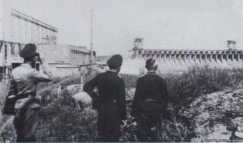 Немцы у плотины ДнепроГЭС, 1941 год.