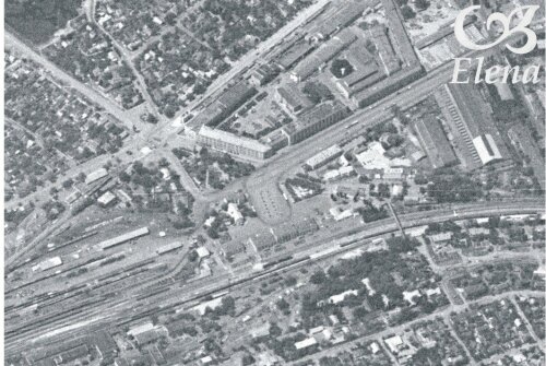 Вокзал Запорожье-1, привокзальная площадь, корпуса "Радиоприбора". Завод еще не расширился, на месте "новой территории" за ж/д путями еще частные дома.