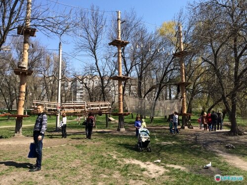 Новый веревочный городок в парке Дубовая роща.
