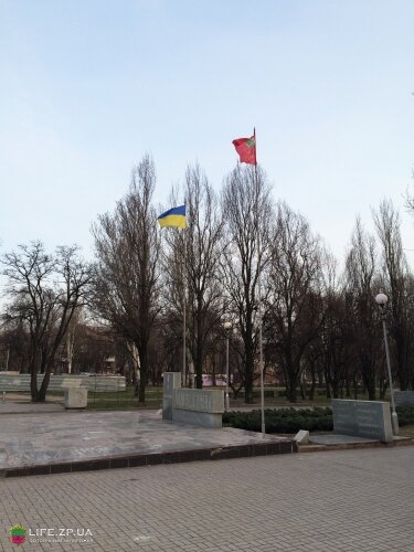 Флаги Украины и Запорожья на Аллее