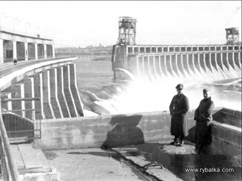 Плотина ДнепроГЭС после взрыва, 1941-1945 года