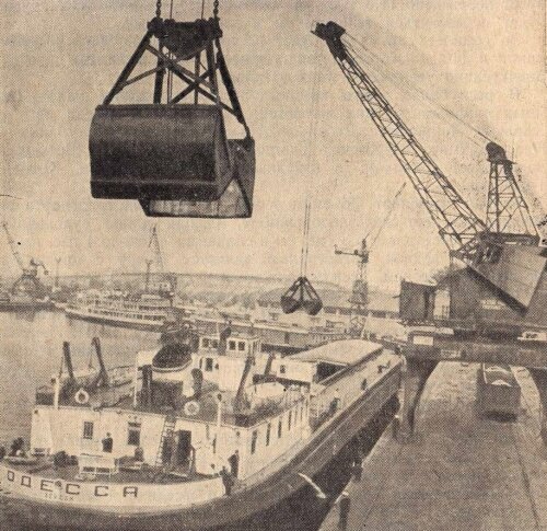 Разгрузка самоходной баржи в Запорожском порту имени Ленина