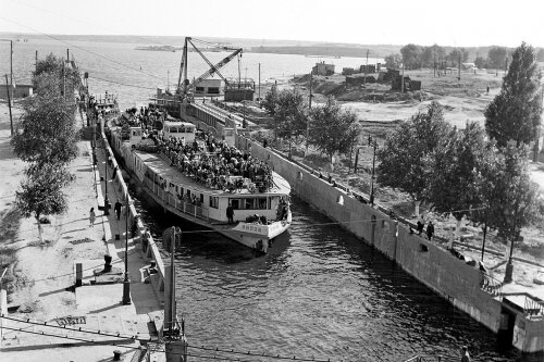 Шлюзование корабля через ДнепроГЭС, 40-е годы