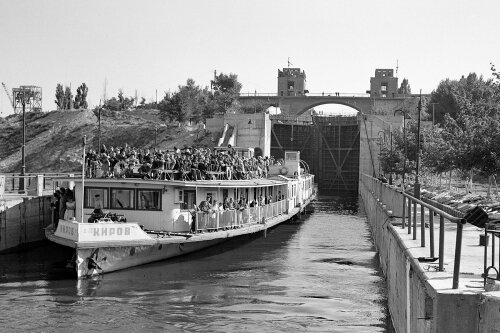 Шлюзование корабля через ДнепроГЭС, 40-е годы