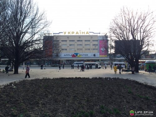 Сквер перед ТЦ «Украина»