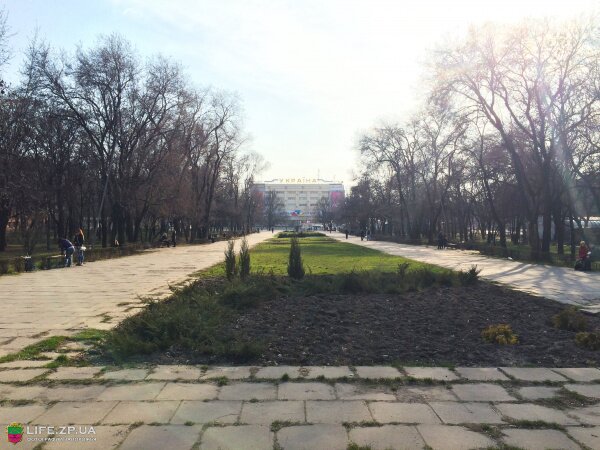Сквер перед ТЦ «Украина»