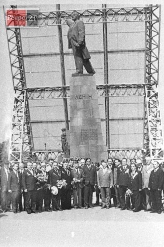 тобы защитить памятник Ленину во время взрывных работ, его прикрыли специальными конструкциями с металлической сеткой. 