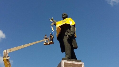 Памятник Ленину переодели в патриотические цвета