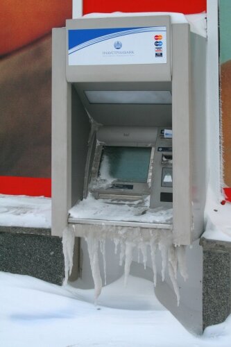 Даже банкомат покрылись льдом