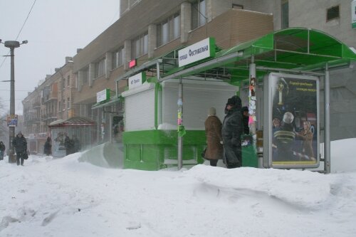 Остановку "площадь Фестивальная" неожиданно занесло снегом