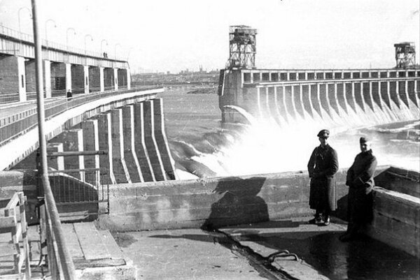 Разрушенная и восстановленная плотина ДнепроГЭС - 1941 год