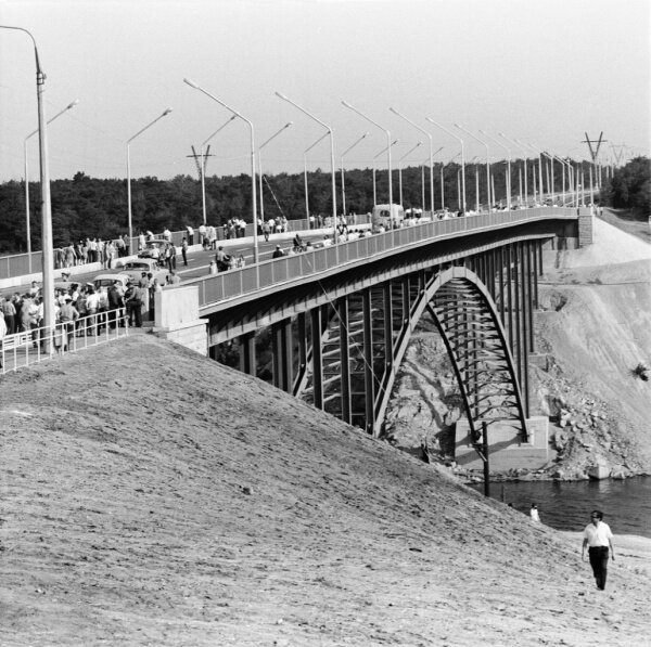 Новый мост через Старый Днепр в Запорожье, соединивший правобережную часть города с островом Хортица, 28 июня 1974 год