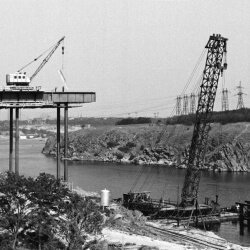 Строительство моста через Днепр, соединившего правобережную часть Запорожья с островом Хортица, 17 июня 1972 год
