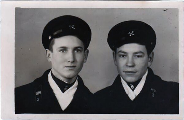 На фото изображены учащиеся Железнодорожного училища №3 (ЖУ-3) г.Запорожье.