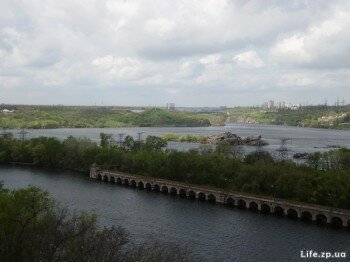 Вид на о. Хортица с Днепровской плотины.