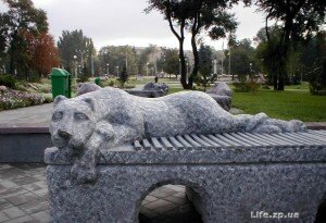 Скульптура Лев в парке.