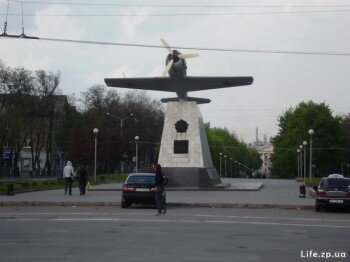 Памятник летчикам, освобождавшим Запорожье во время ВОВ.